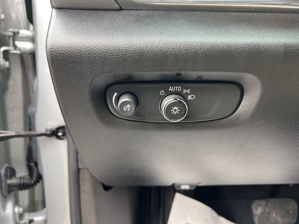 Used 2022 Chevrolet Traverse LS image 29