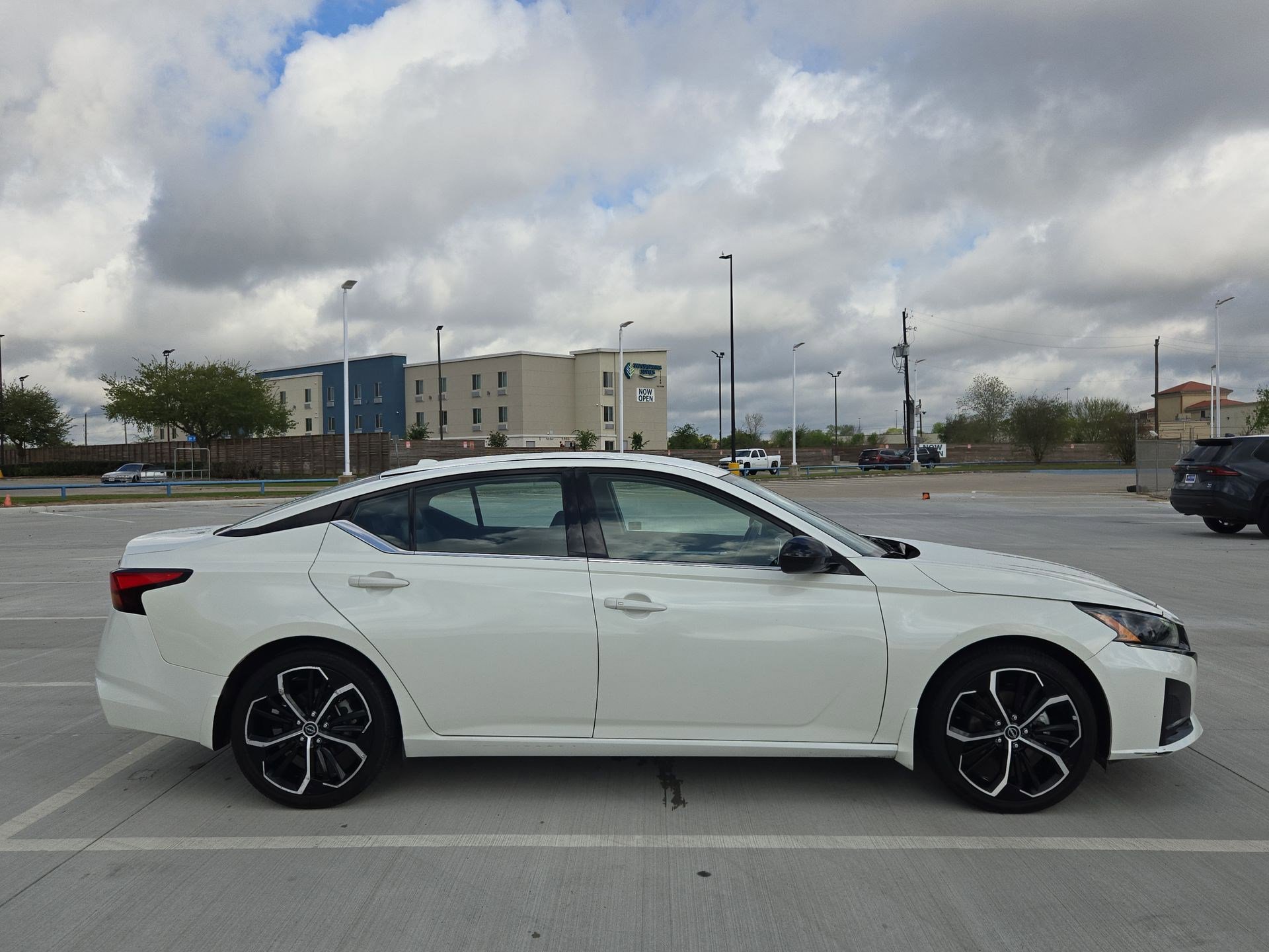 Used 2025 Nissan Altima 2.5 SR image 2