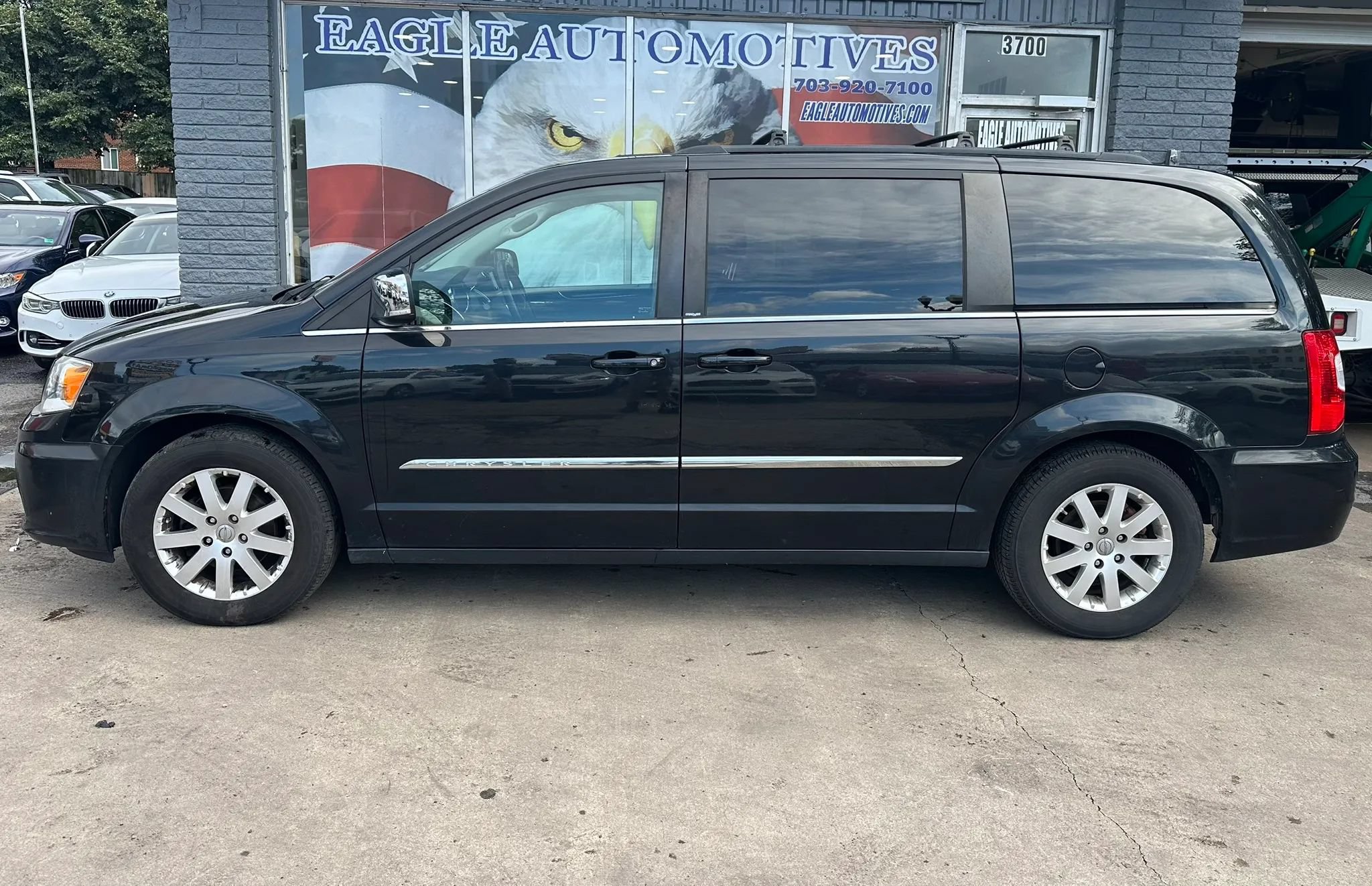 Used 2011 Chrysler Town & Country Touring-L w/ Driver Convenience Group FWD image 6