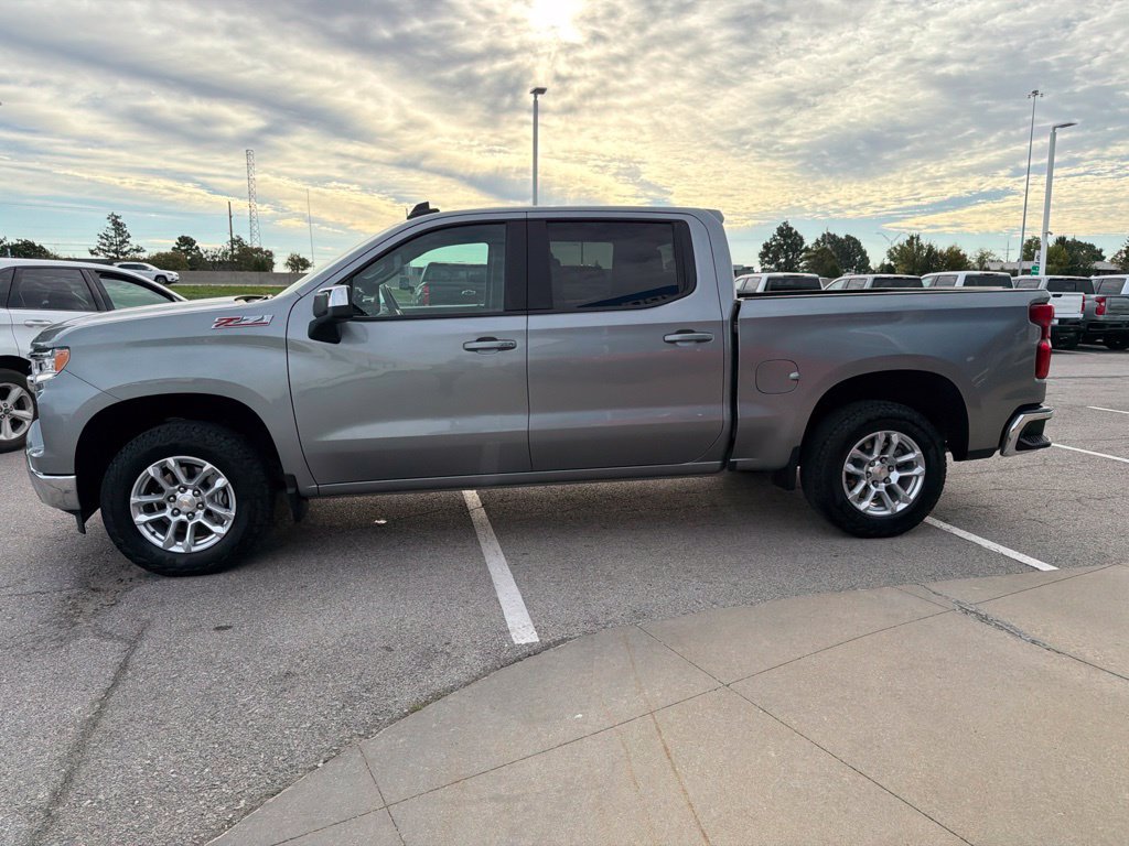 Used 2025 Chevrolet Silverado 1500 LT AWD/4WD image 6
