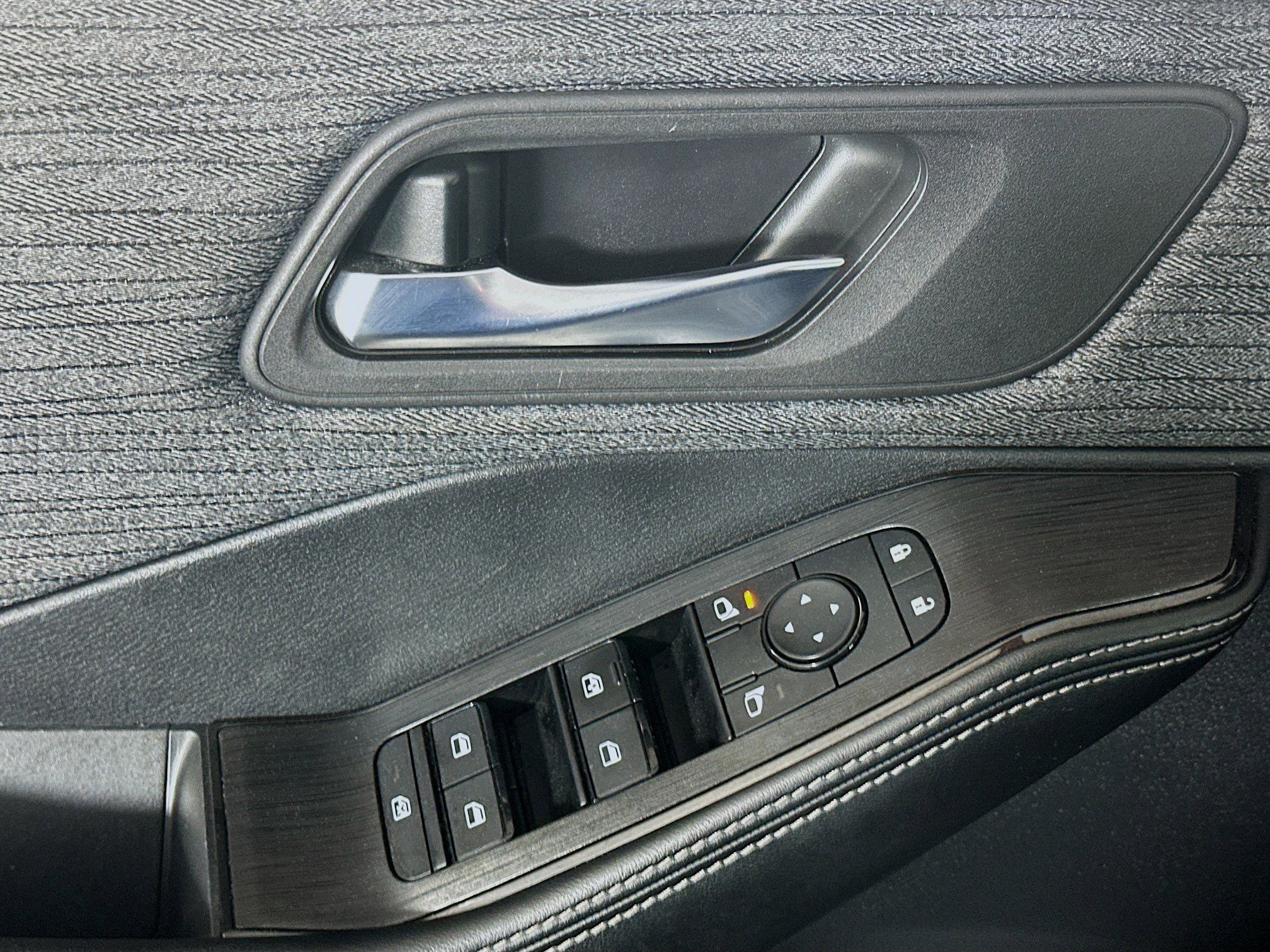 Used 2023 Nissan Rogue SV image 15