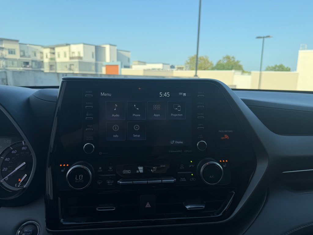 Used 2022 Toyota Highlander XLE AWD/4WD image 12