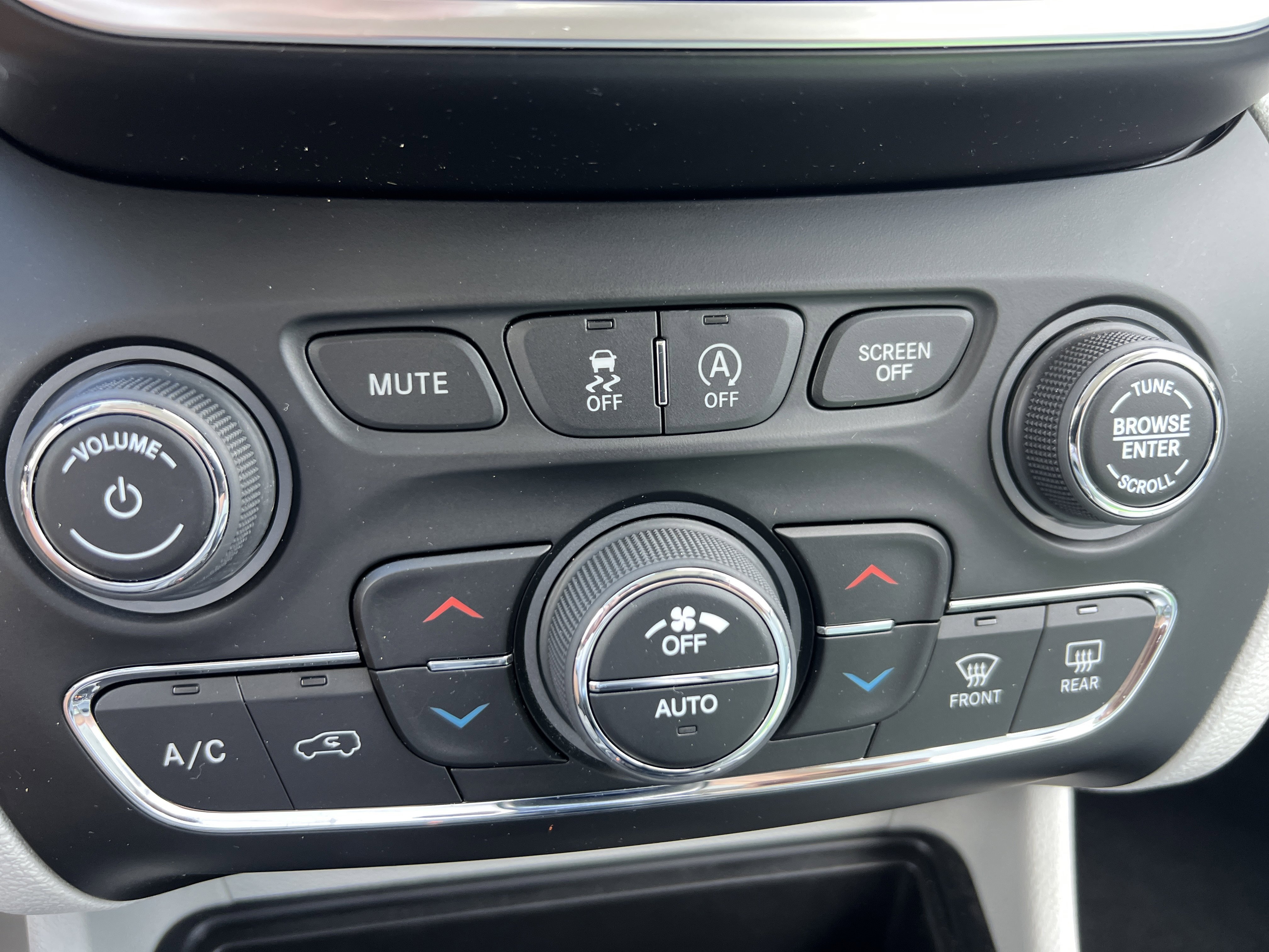 Used 2020 Jeep Cherokee Limited w/ Technology Group AWD/4WD image 23