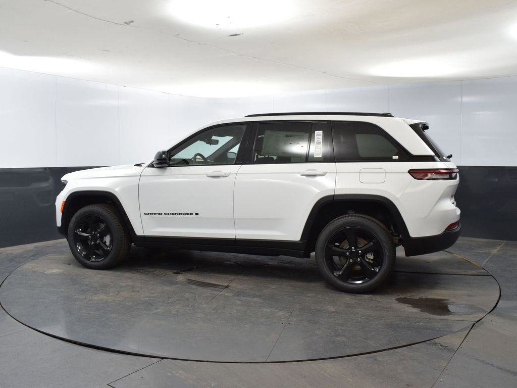 Used 2025 Jeep Grand Cherokee Limited w/ Luxury Tech Group II image 12