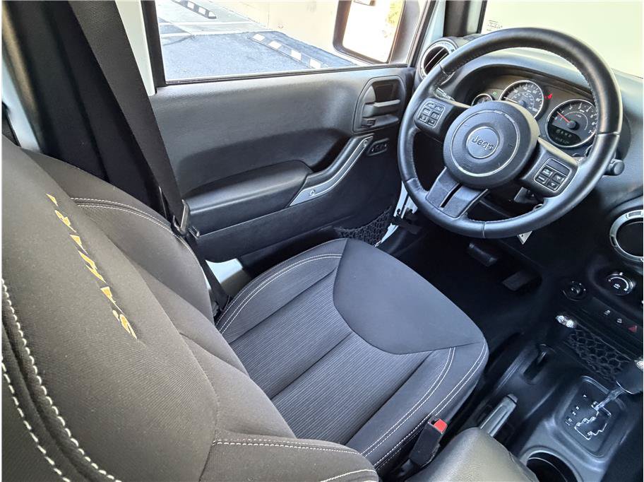 Used 2015 Jeep Wrangler Unlimited Sahara w/ Connectivity Group AWD/4WD image 8