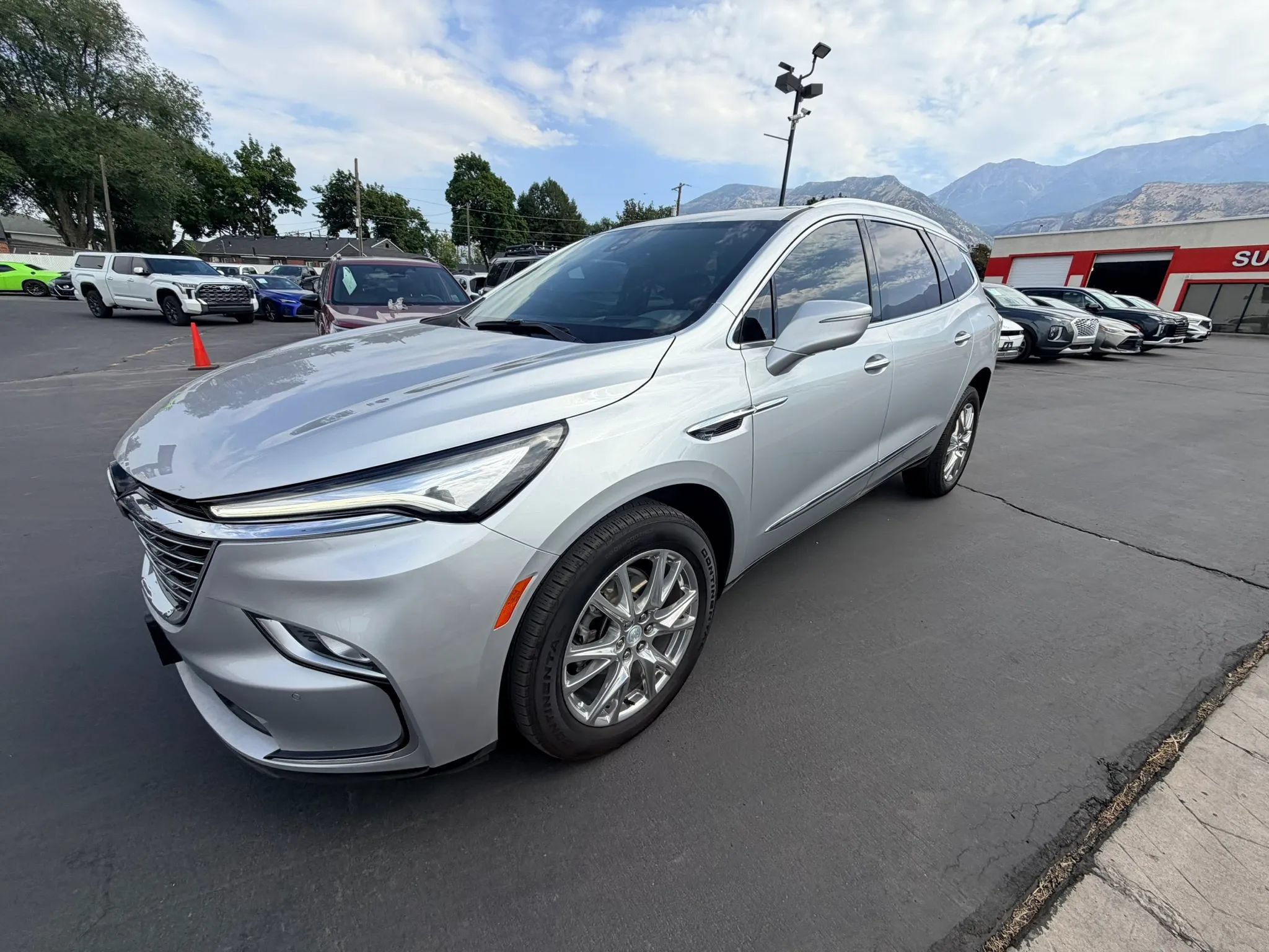 Used 2022 Buick Enclave Premium w/ Surround and Sites Package AWD/4WD image 8