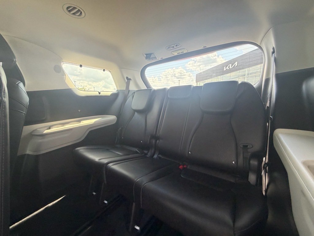 Used 2024 Kia Carnival EX FWD image 7