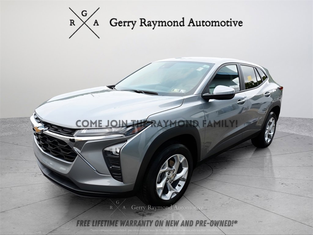 Used 2025 Chevrolet Trax LS w/ LS Convenience Package image 3