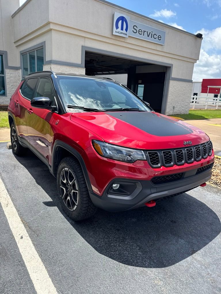 Used 2025 Jeep Compass Trailhawk AWD/4WD image 9