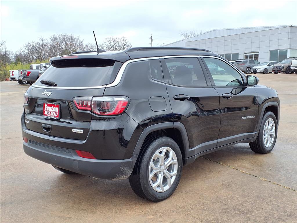 Used 2024 Jeep Compass Latitude image 2