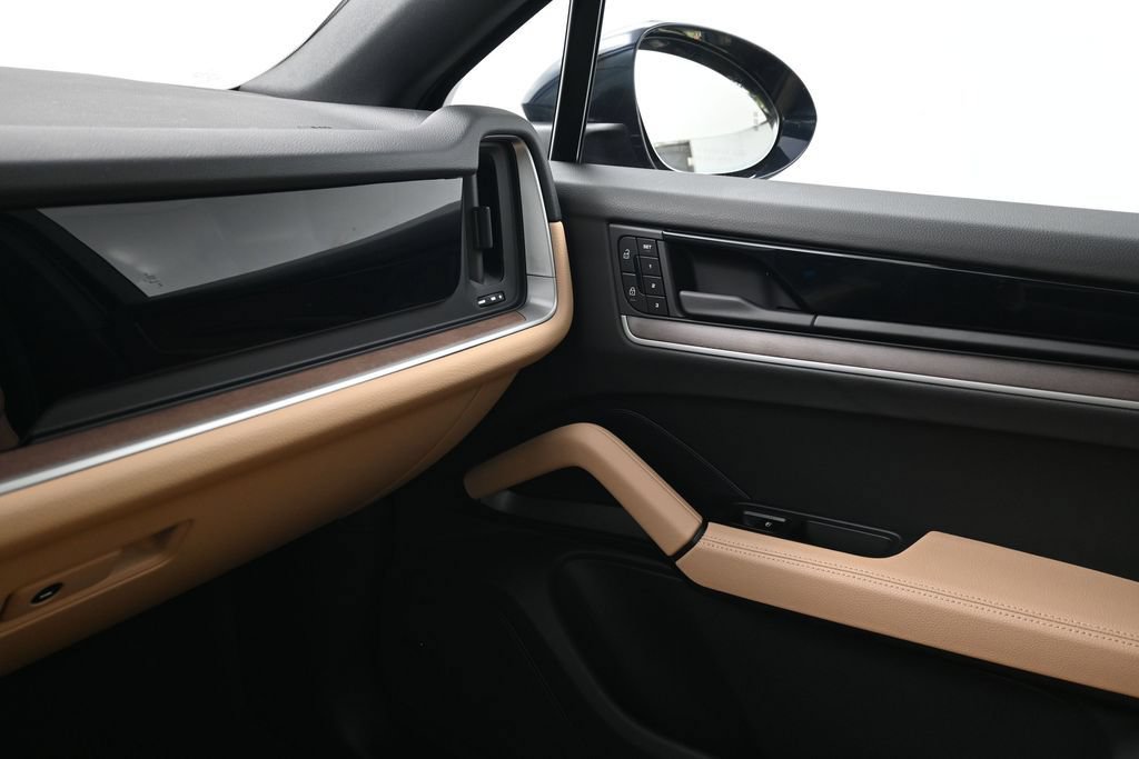 Certified 2025 Porsche Cayenne Coupe AWD/4WD image 24