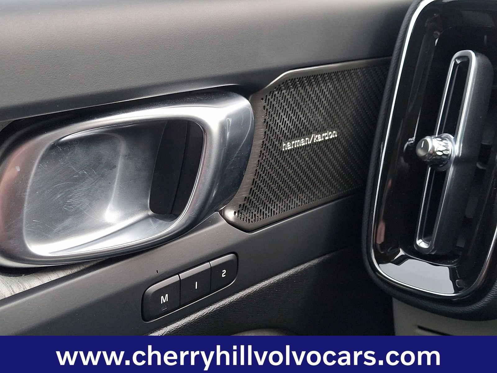 Certified 2025 Volvo XC40 B5 Ultra w/ Climate Package image 24