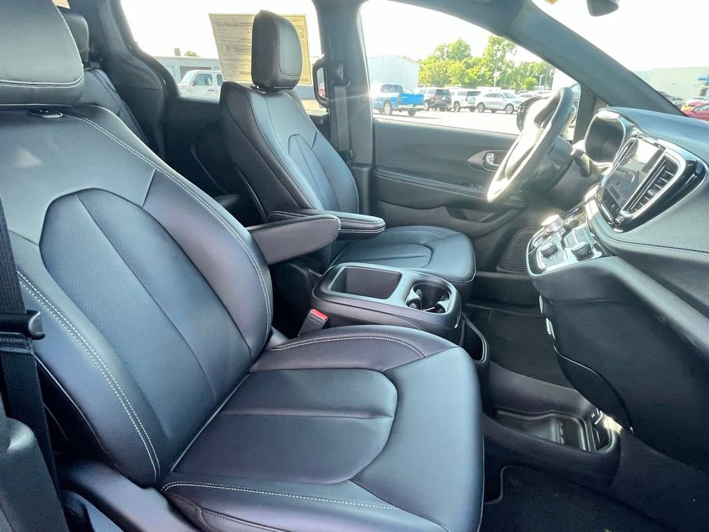 New 2026 Chrysler Pacifica Select FWD image 9