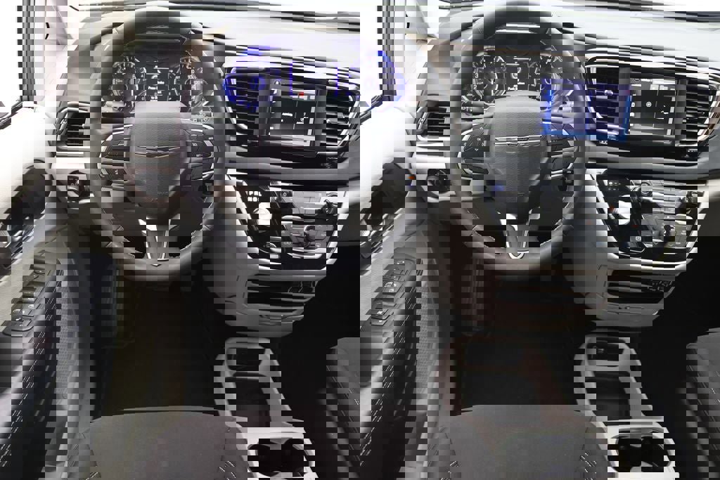 Used 2023 Chrysler Voyager LX image 12