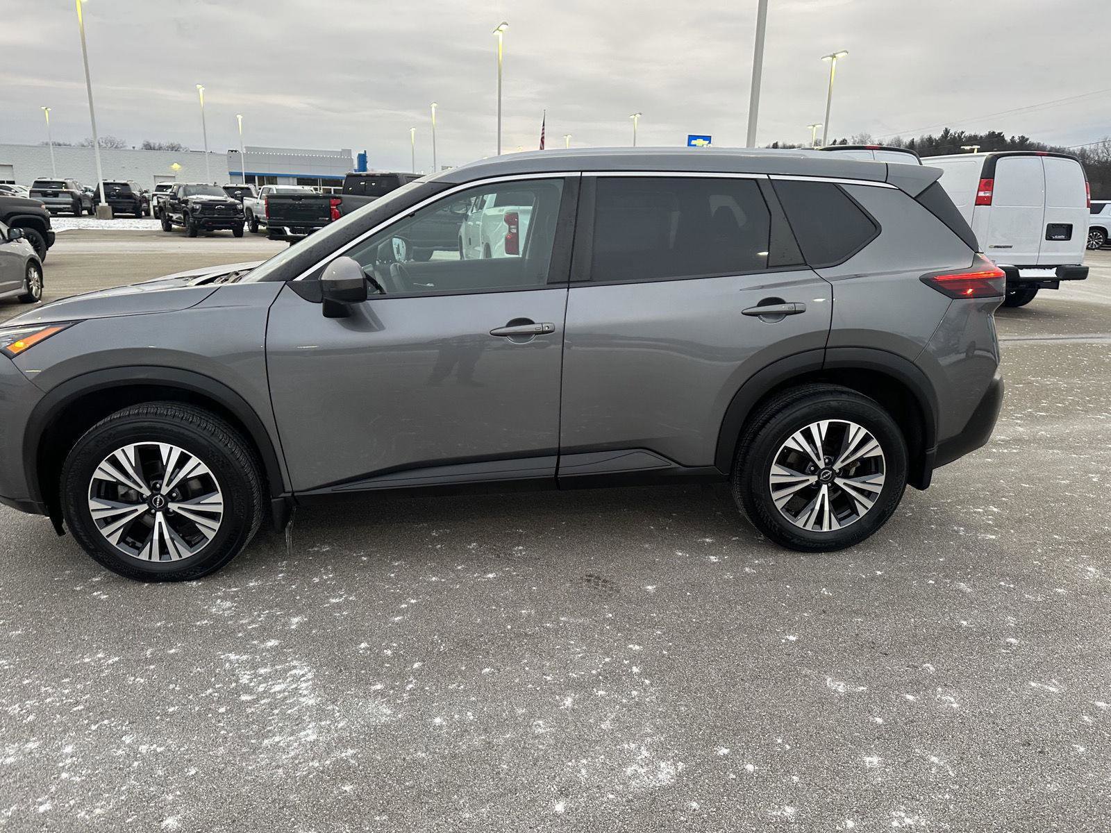 Used 2022 Nissan Rogue SV w/ SV Premium Package image 4