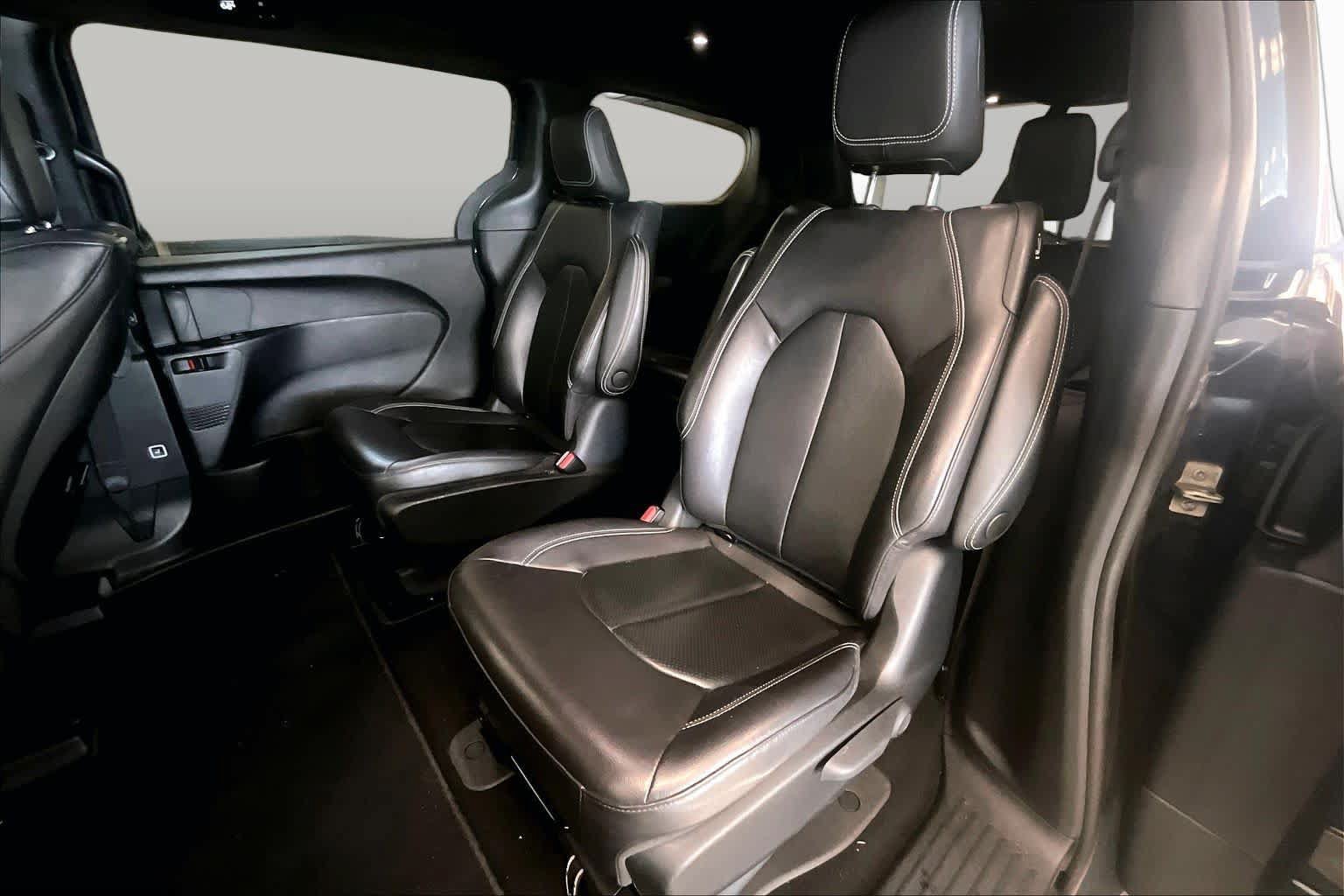 Used 2022 Chrysler Pacifica Touring-L w/ Uconnect Theater Family Group FWD image 18