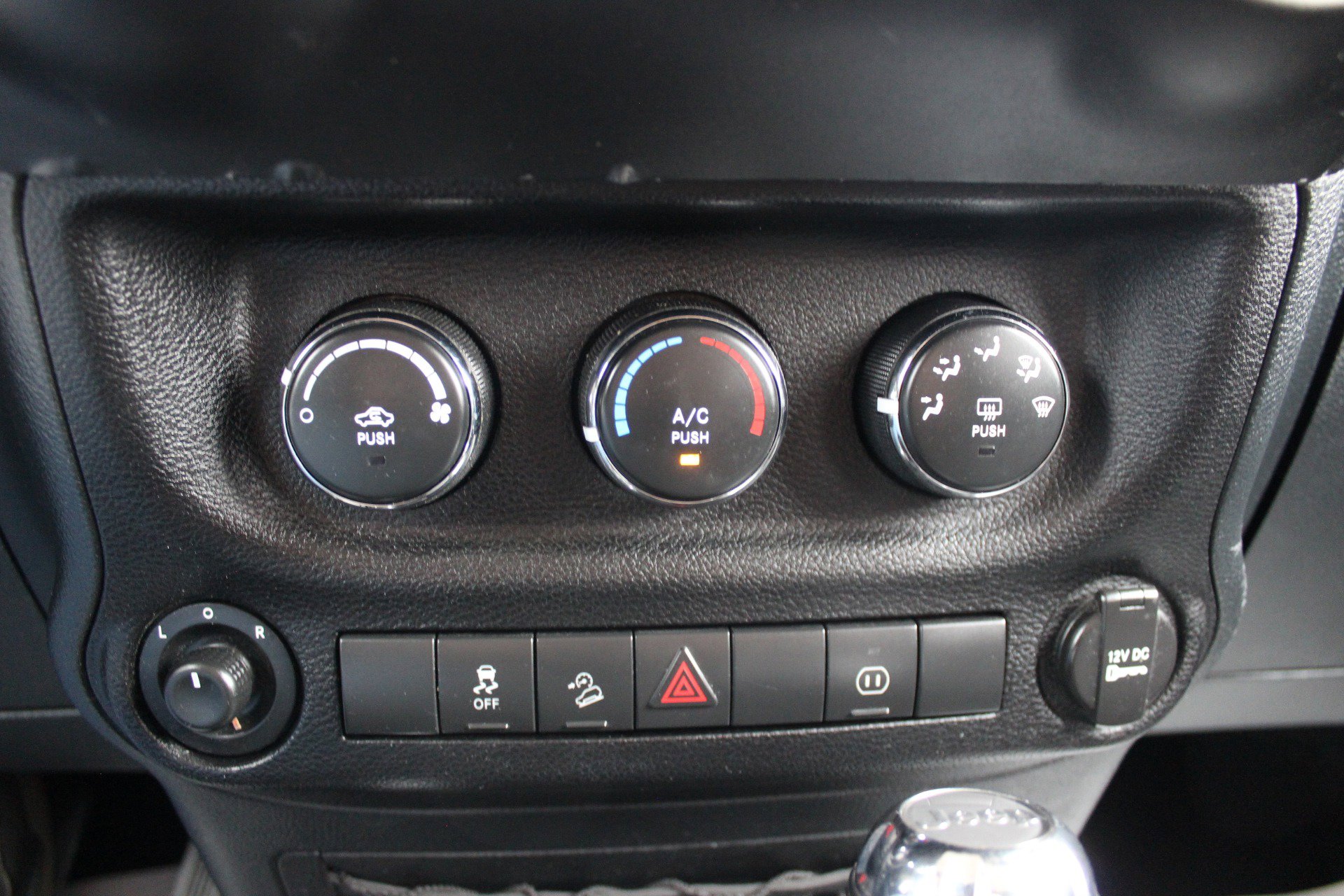 Used 2011 Jeep Wrangler Sahara w/ Connectivity Group AWD/4WD image 25
