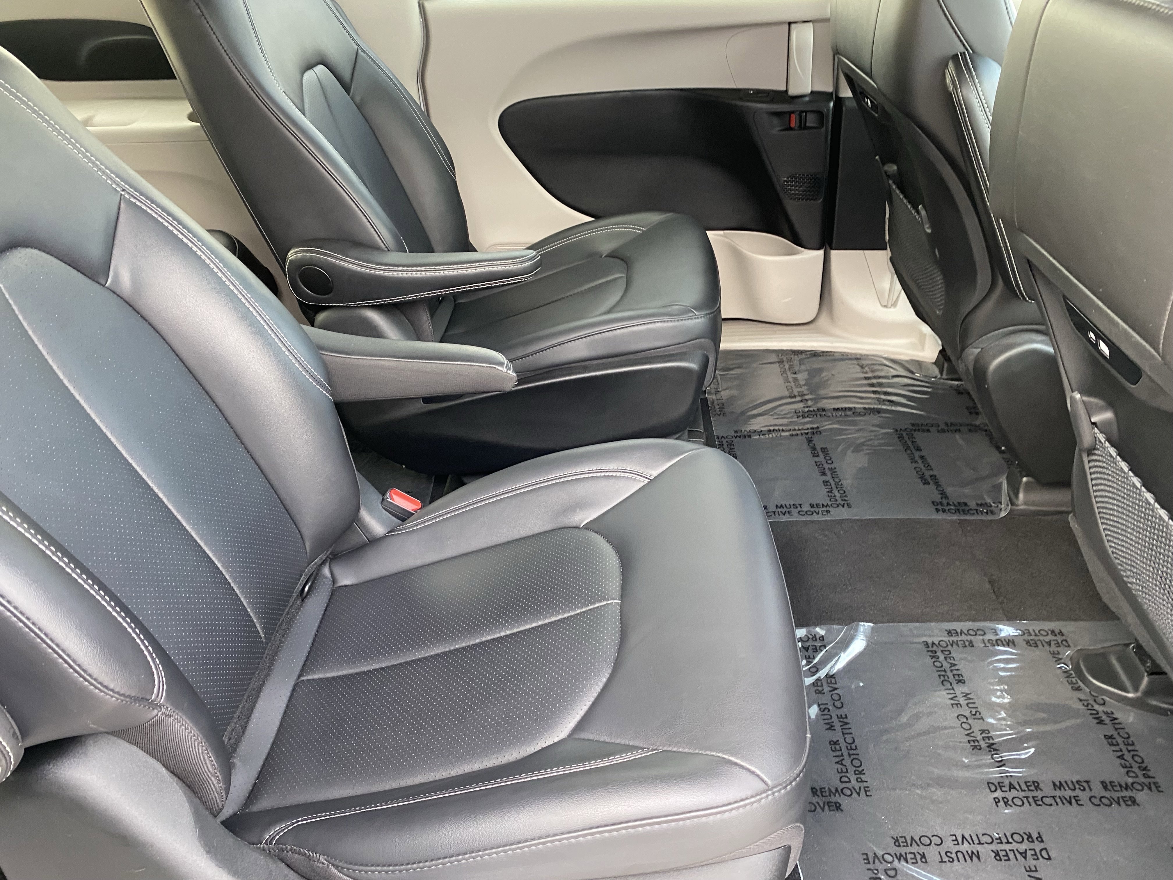 Used 2024 Chrysler Pacifica Select image 11