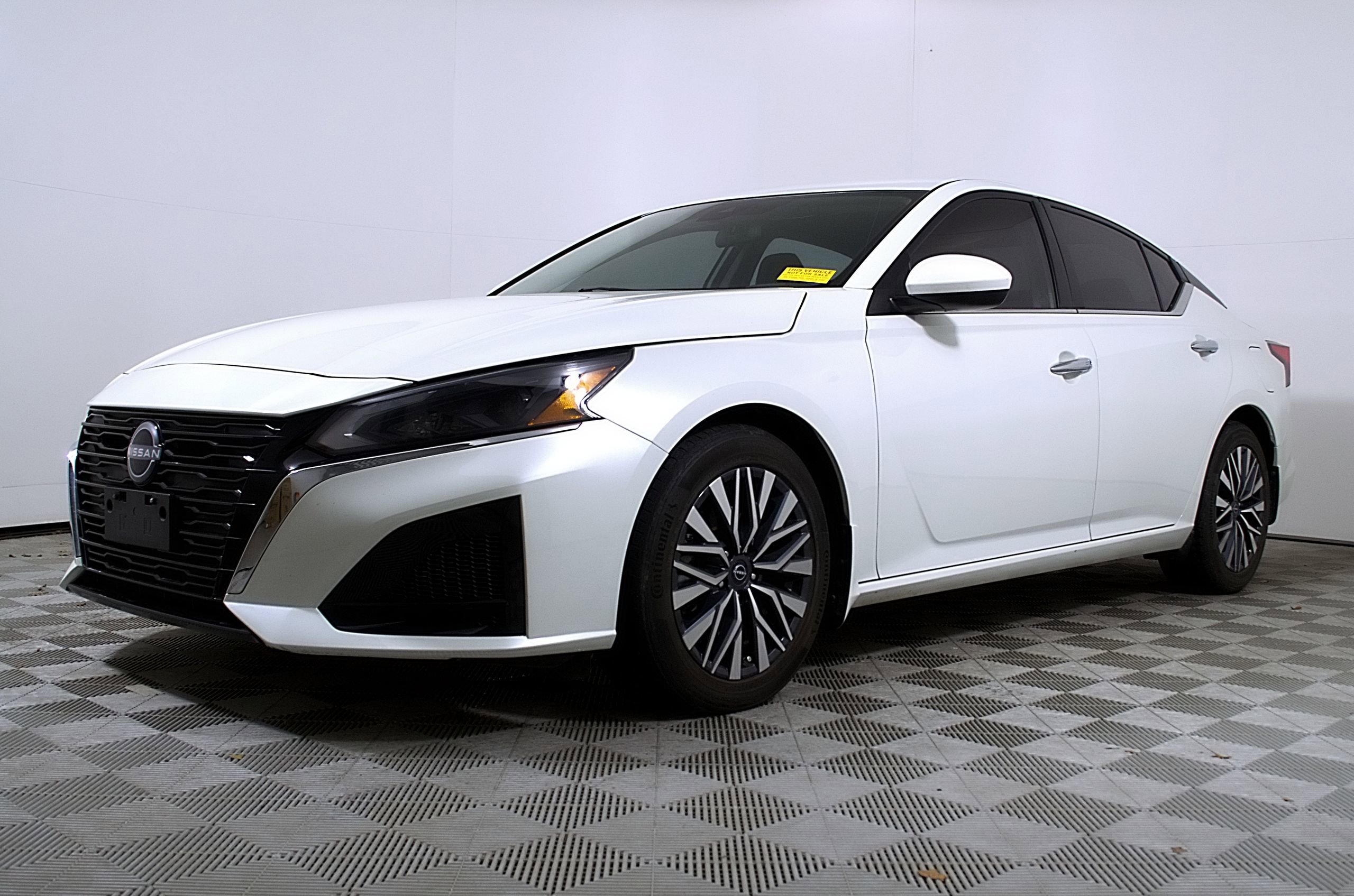 Used 2023 Nissan Altima 2.5 SV FWD image 2