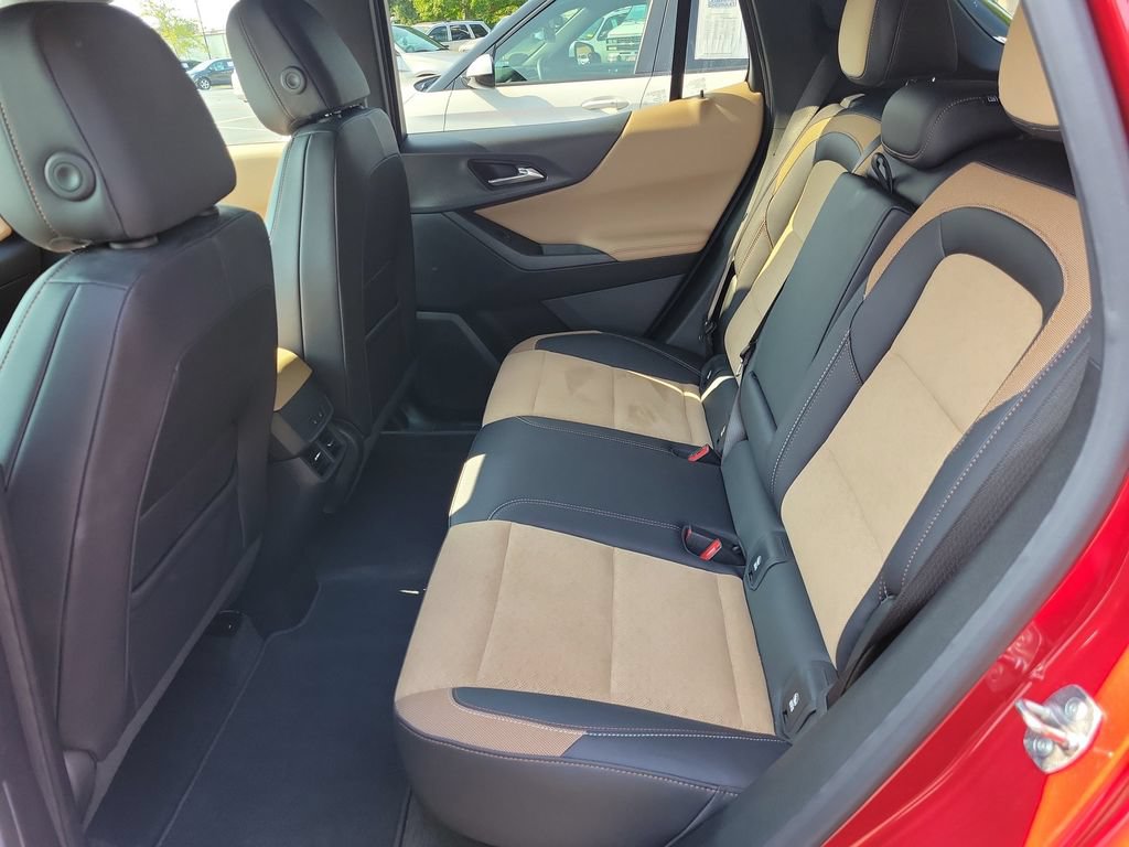 Used 2025 Chevrolet Equinox ACTIV w/ Safety and Technology Package AWD/4WD image 16