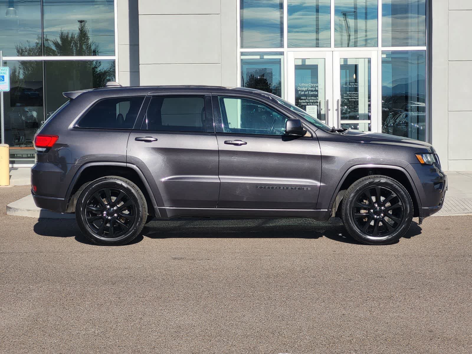Used 2017 Jeep Grand Cherokee Altitude AWD/4WD image 4