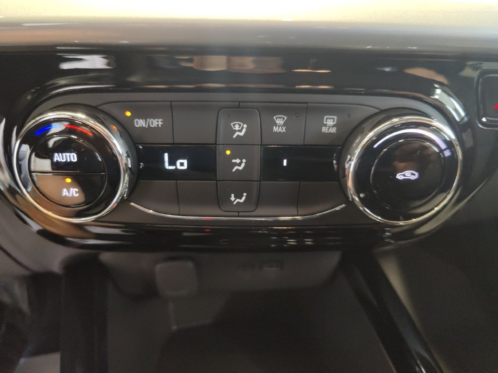 Used 2025 Chevrolet Trax LT FWD image 23