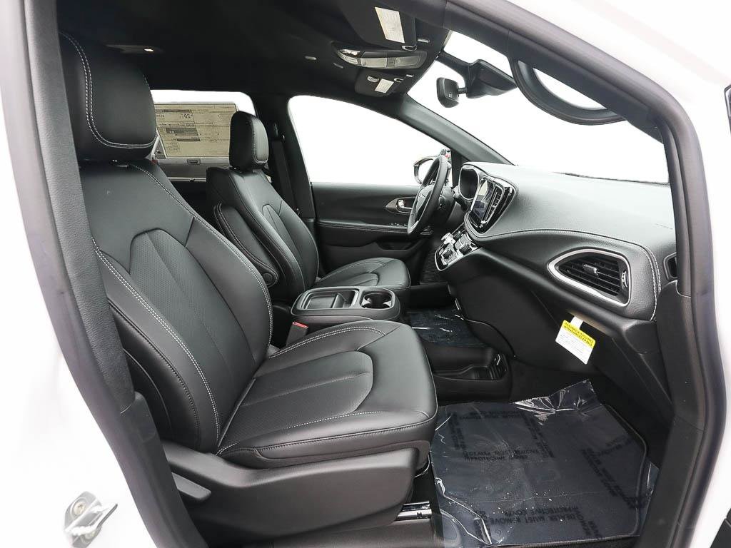 New 2027 Chrysler Pacifica Select AWD/4WD image 18