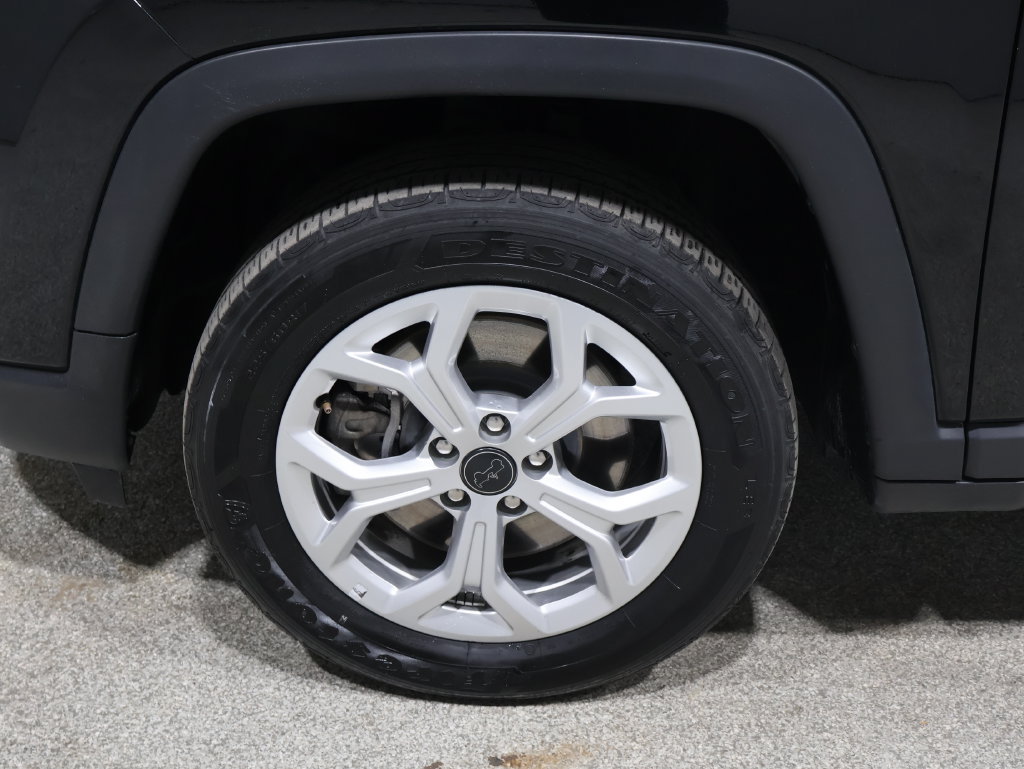 Used 2025 Jeep Compass Latitude w/ Sun & Sound Group AWD/4WD image 9
