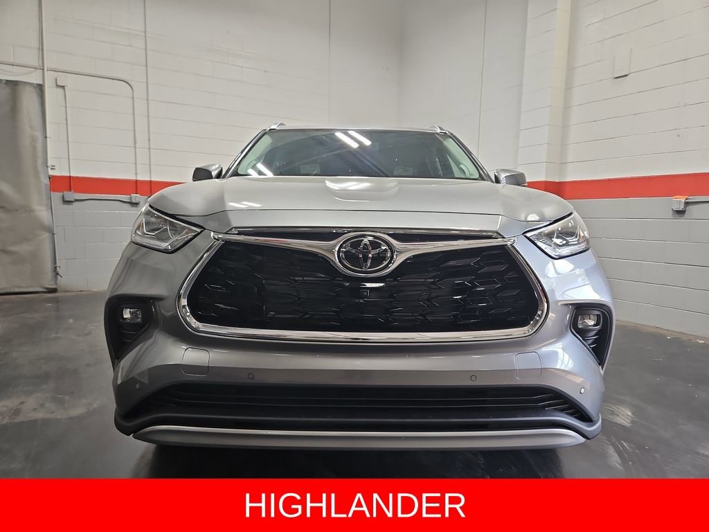 New 2026 Toyota Highlander Platinum image 2