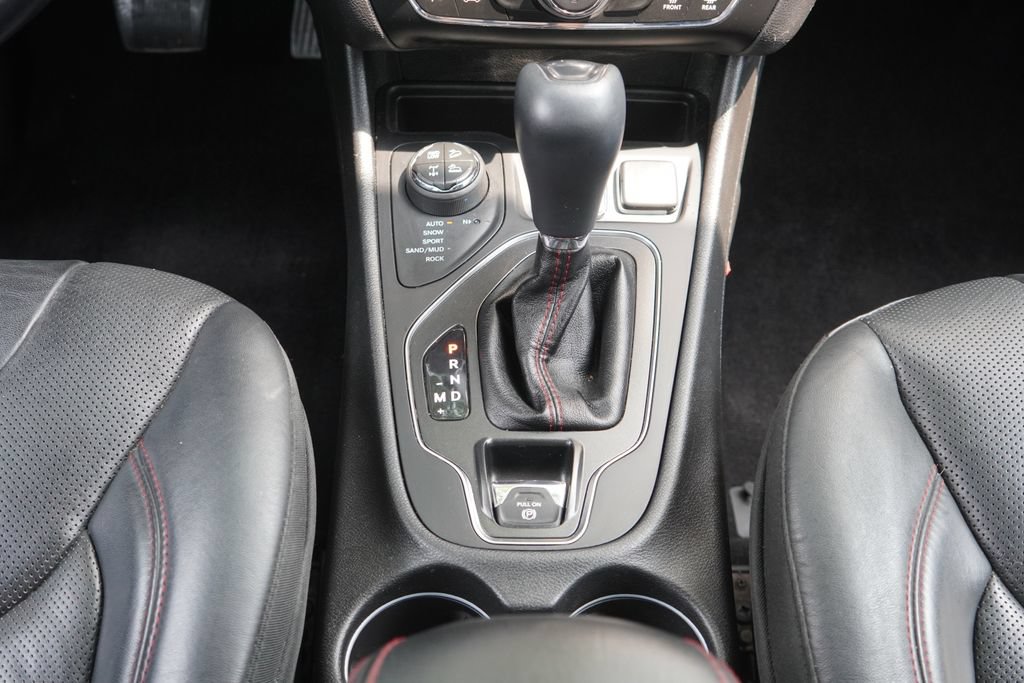Used 2019 Jeep Cherokee Trailhawk AWD/4WD image 20