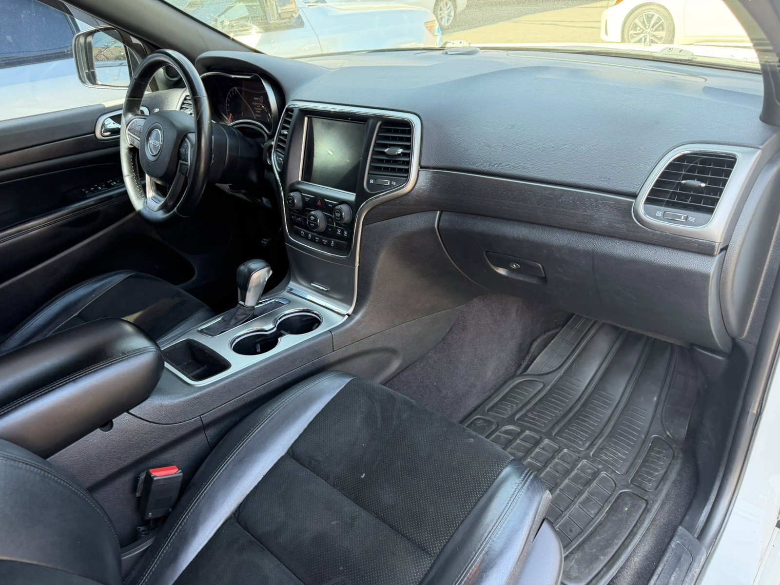 Used 2017 Jeep Grand Cherokee Altitude image 11