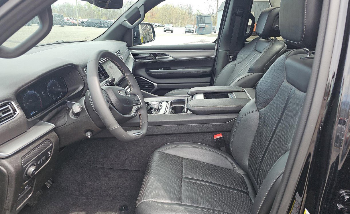 Used 2024 Jeep Wagoneer Series II AWD/4WD image 7
