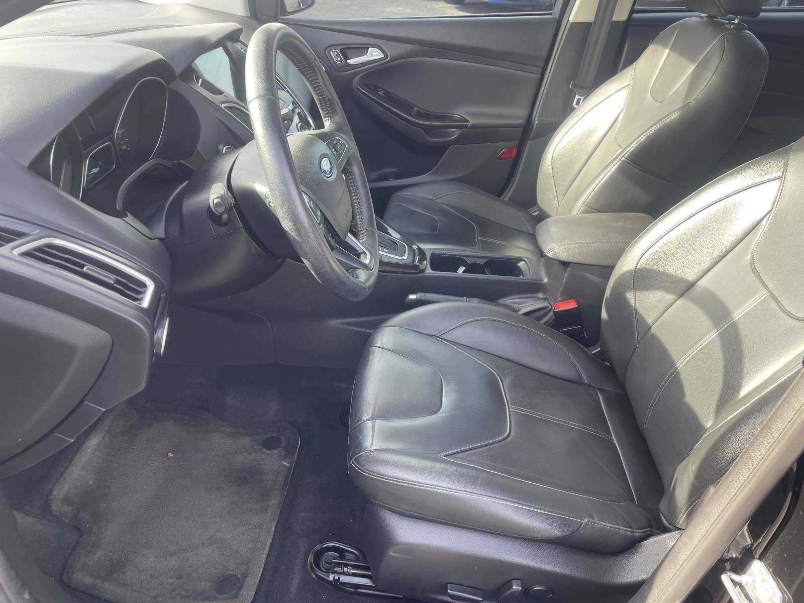 Used 2018 Ford Focus Titanium w/ Titanium Technology Package image 5