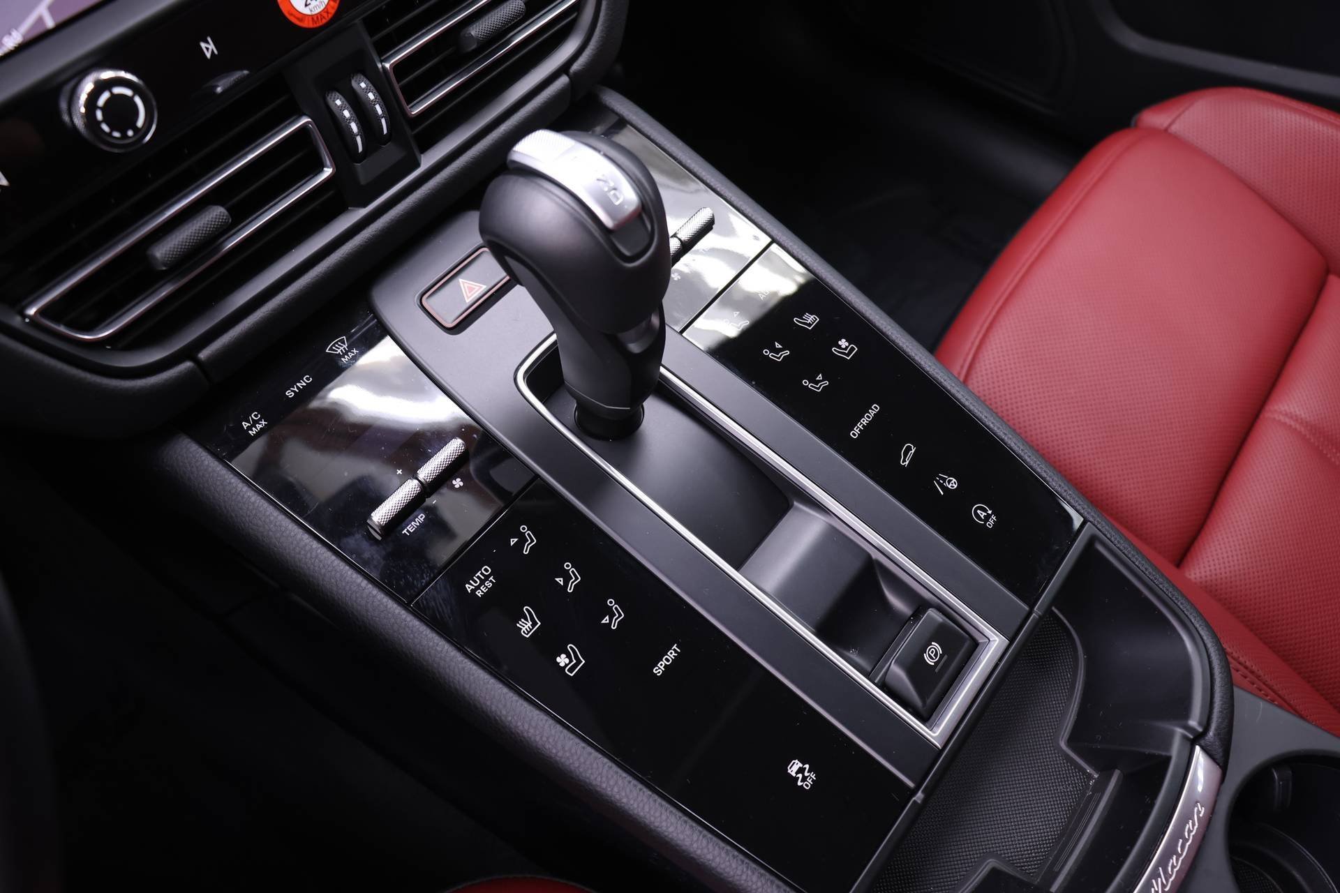 Used 2025 Porsche Macan image 14