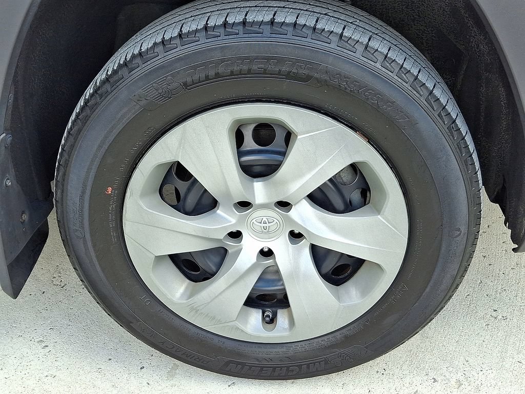 Used 2022 Toyota RAV4 LE AWD/4WD image 11