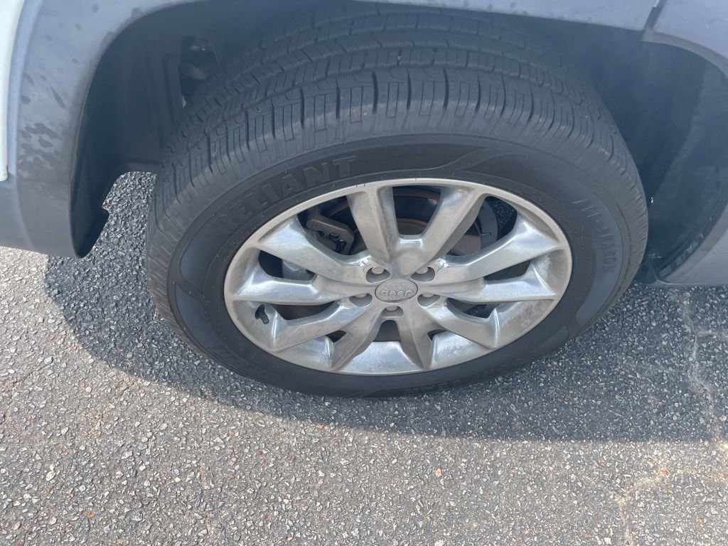 Used 2015 Jeep Cherokee Limited w/ Luxury Group FWD image 13