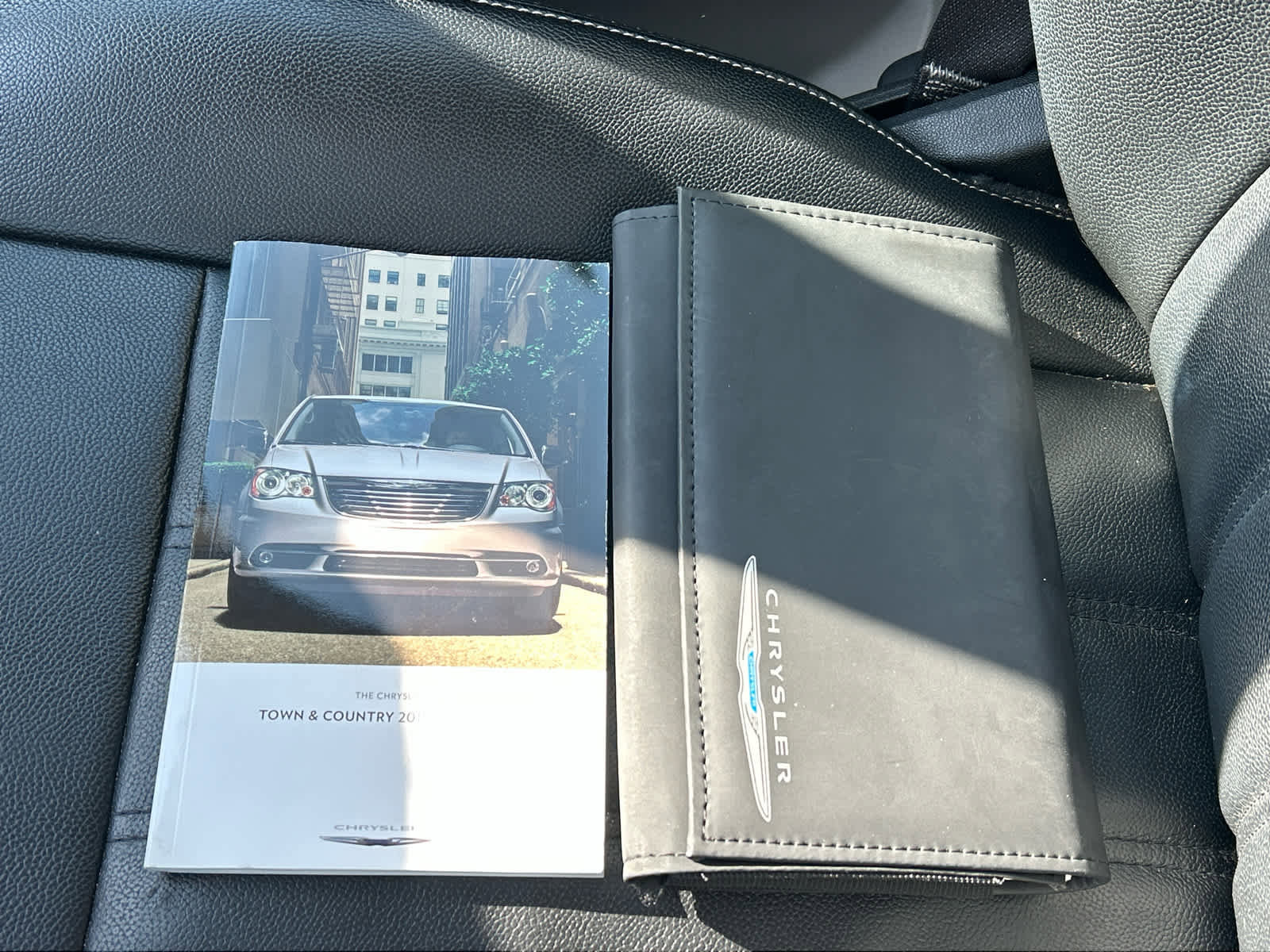 Used 2015 Chrysler Town & Country Touring FWD image 40