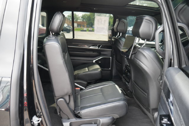Used 2022 Jeep Wagoneer Series III w/ Premium Group I AWD/4WD image 29