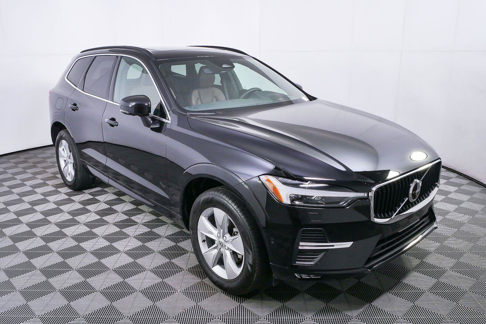 Used 2022 Volvo XC60 B5 Momentum w/ Advanced Package FWD image 1