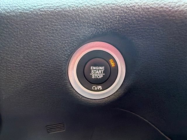Used 2025 Chrysler Pacifica Limited FWD image 13