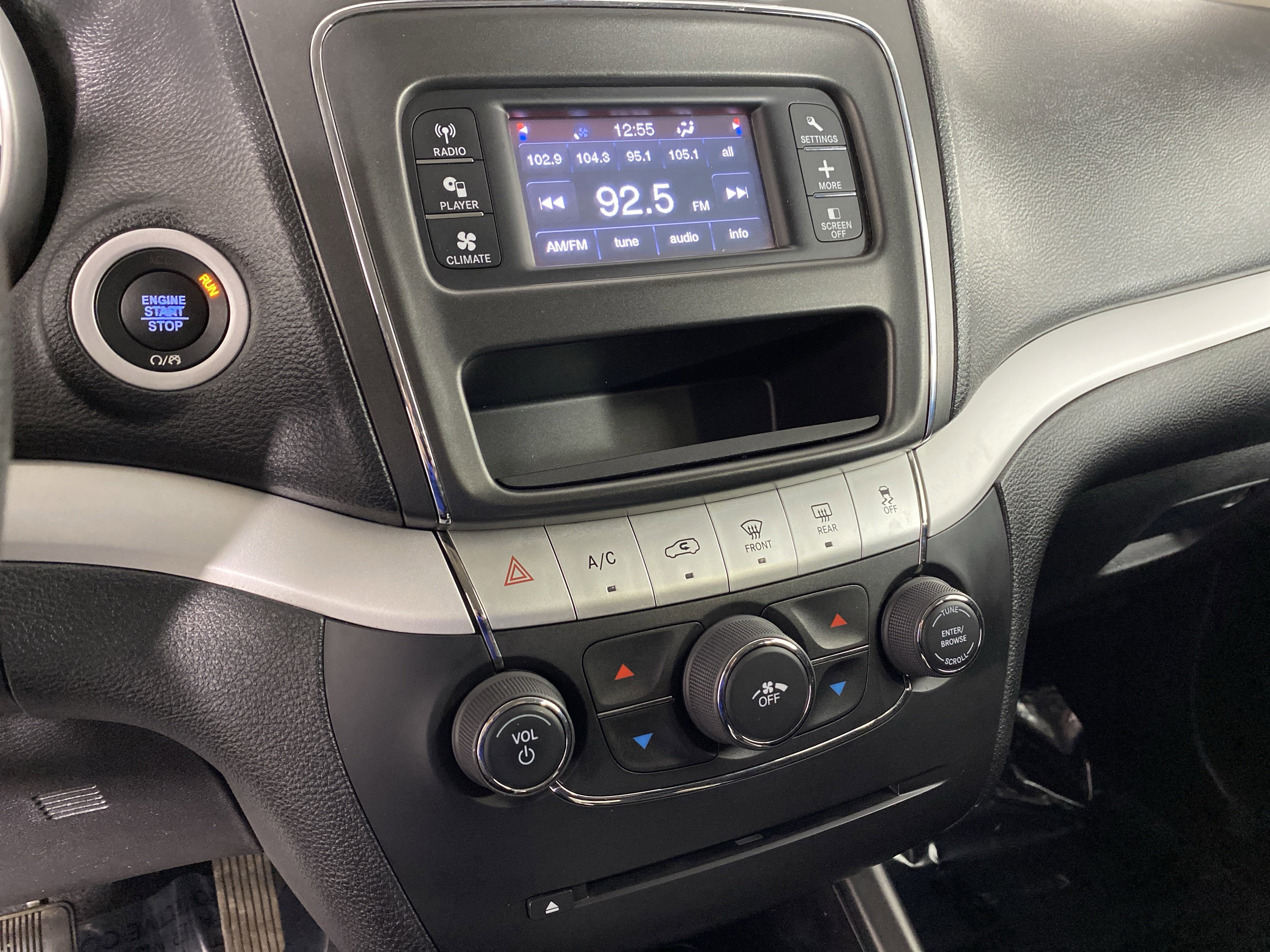 Used 2020 Dodge Journey SE image 24
