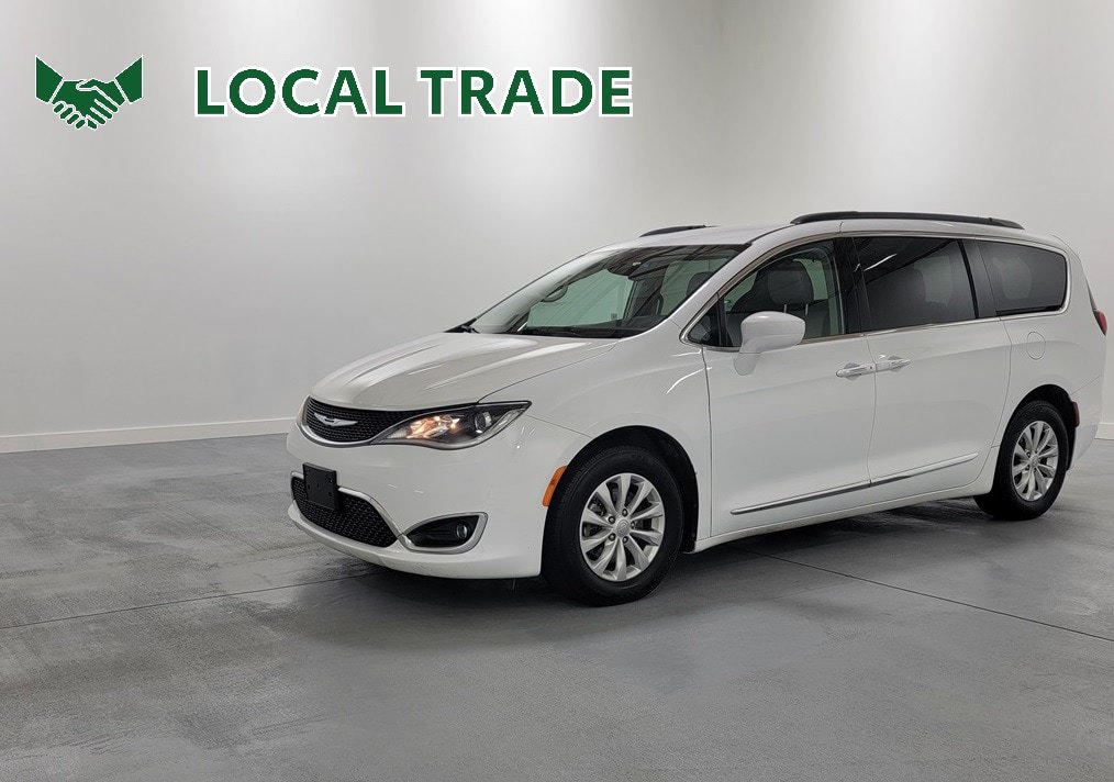 Used 2017 Chrysler Pacifica Touring-L FWD image 4