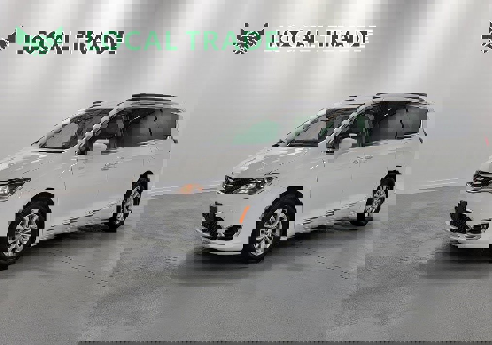 Used 2017 Chrysler Pacifica Touring-L image 4