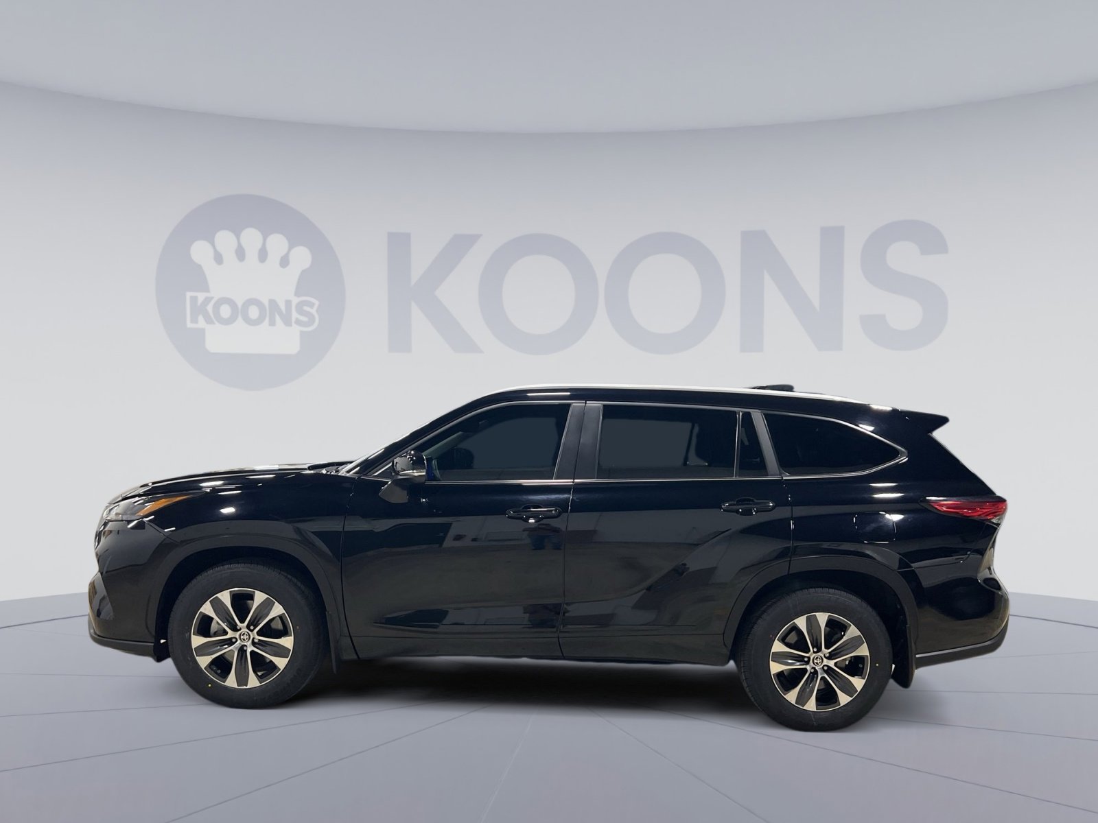 Used 2023 Toyota Highlander XLE FWD image 2