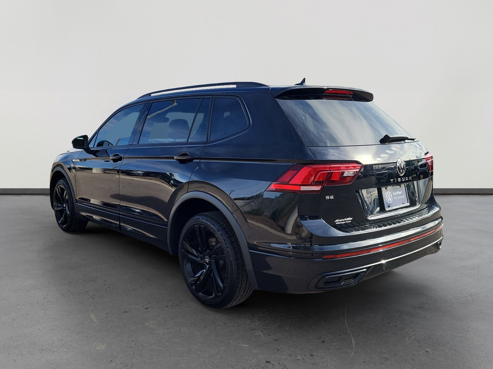 Certified 2023 Volkswagen Tiguan SE R-Line image 3