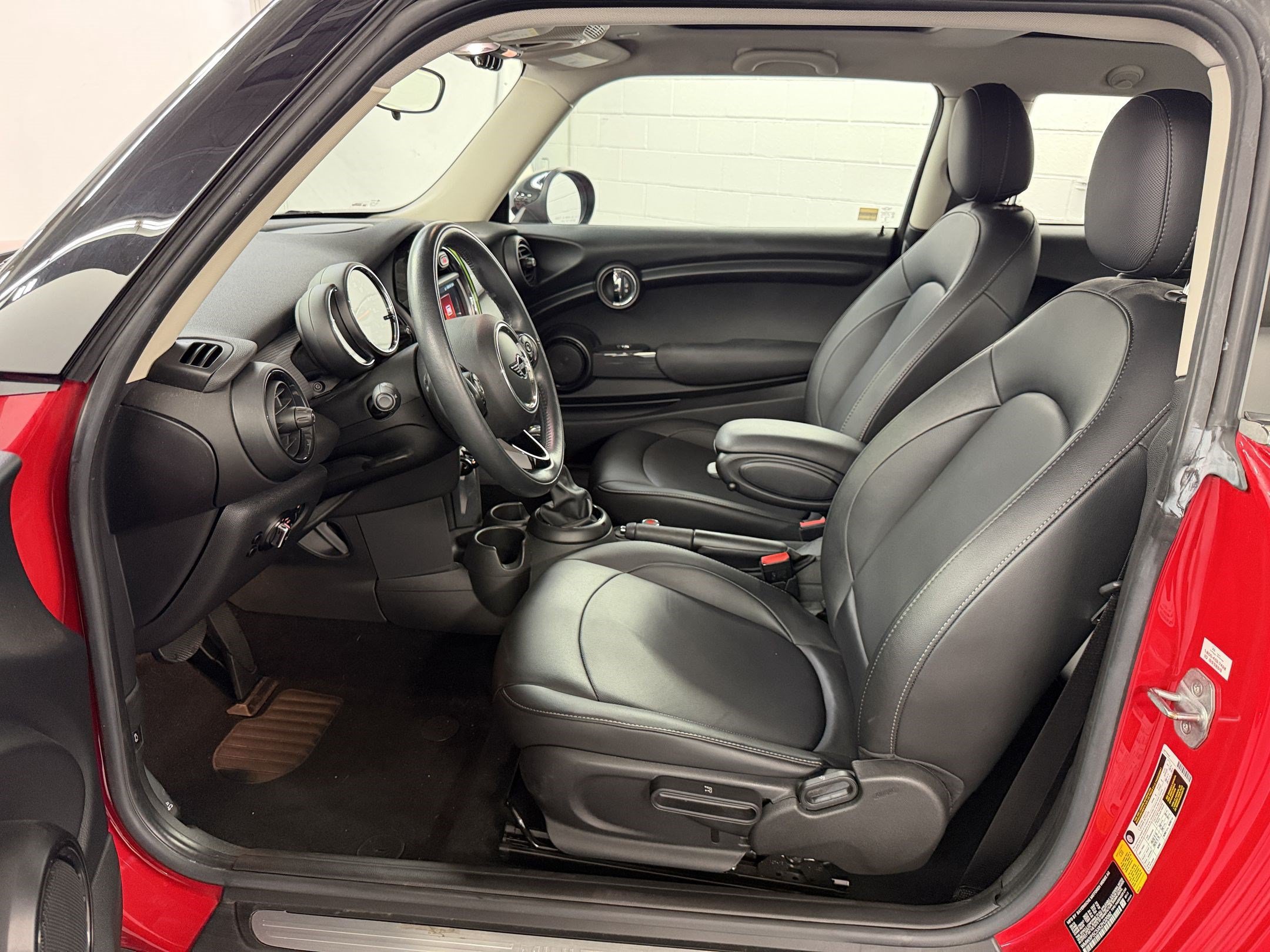 Used 2019 MINI Cooper 2-Door Hardtop w/ Signature Upholstery Package FWD image 5