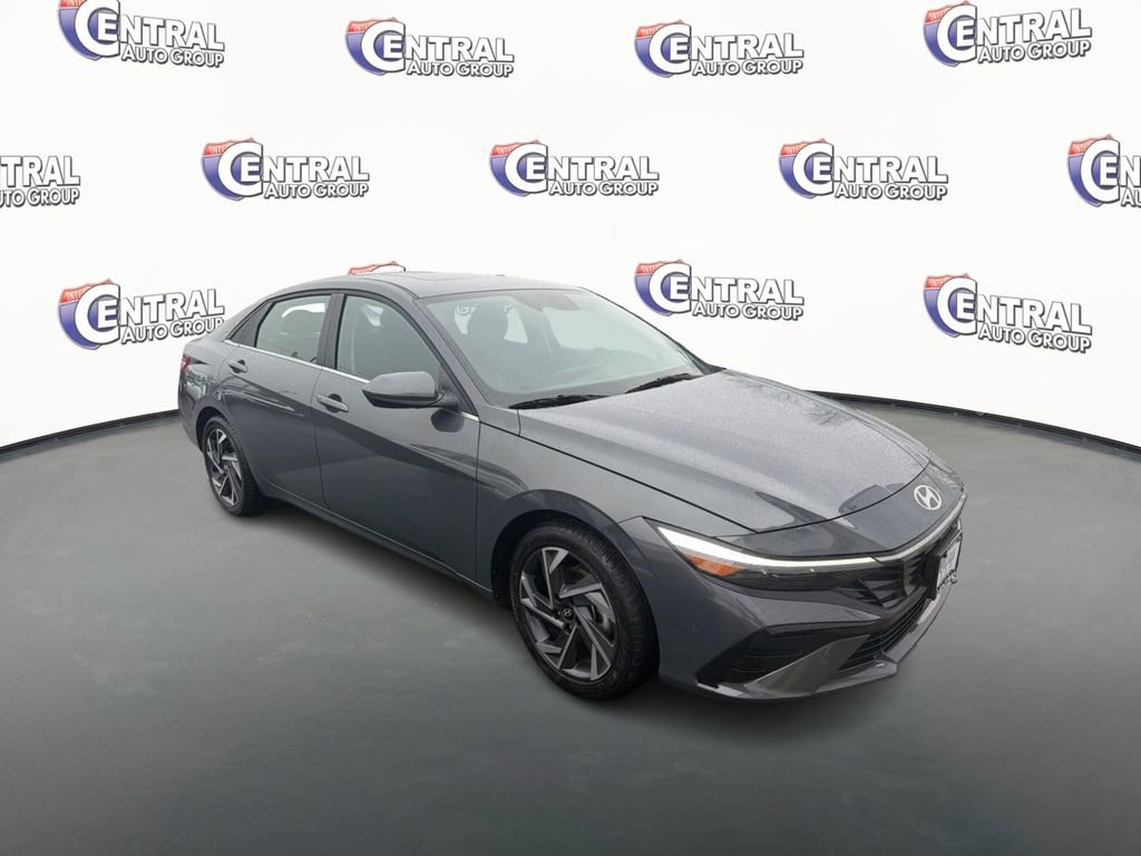 Certified 2025 Hyundai Elantra SEL image 3