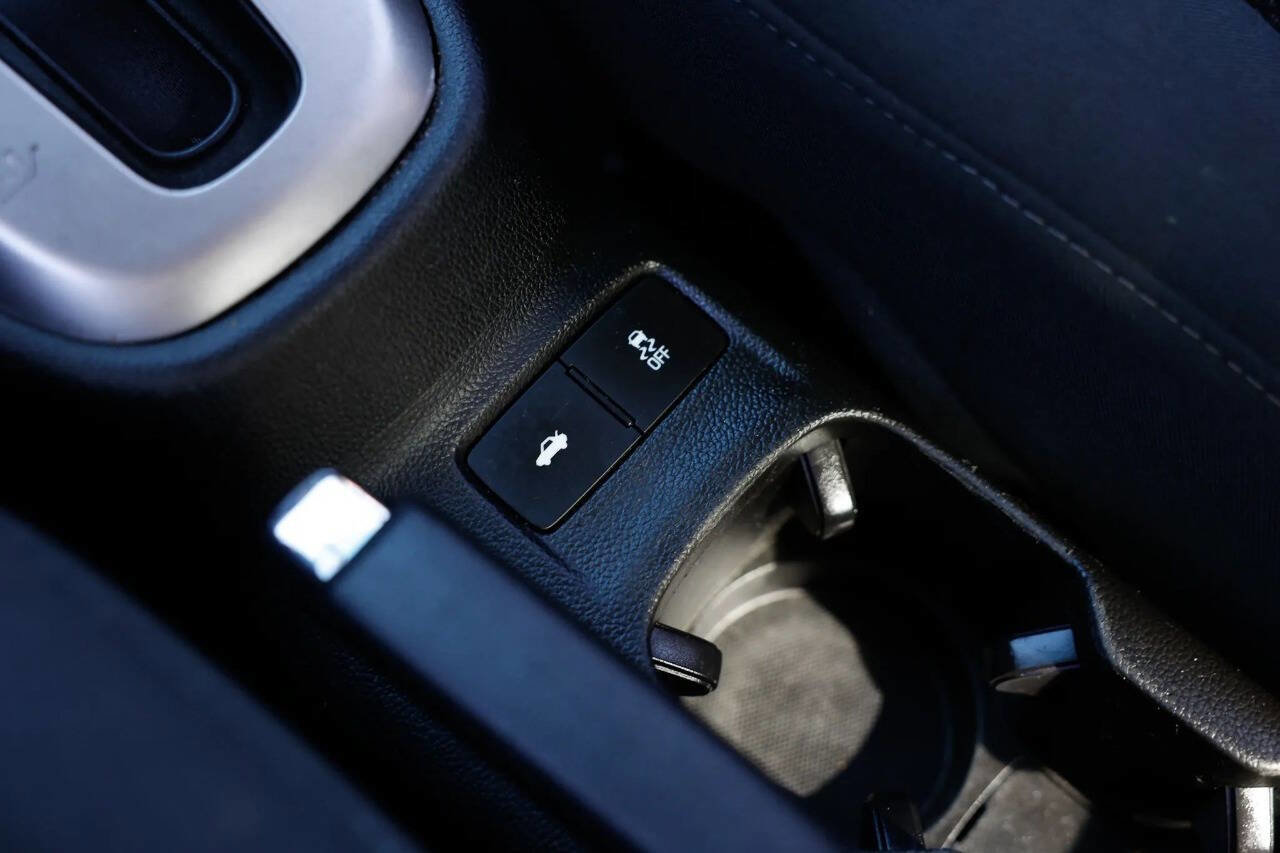 Used 2017 Chevrolet Sonic LT image 22