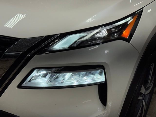 Used 2023 Nissan Rogue SL image 2