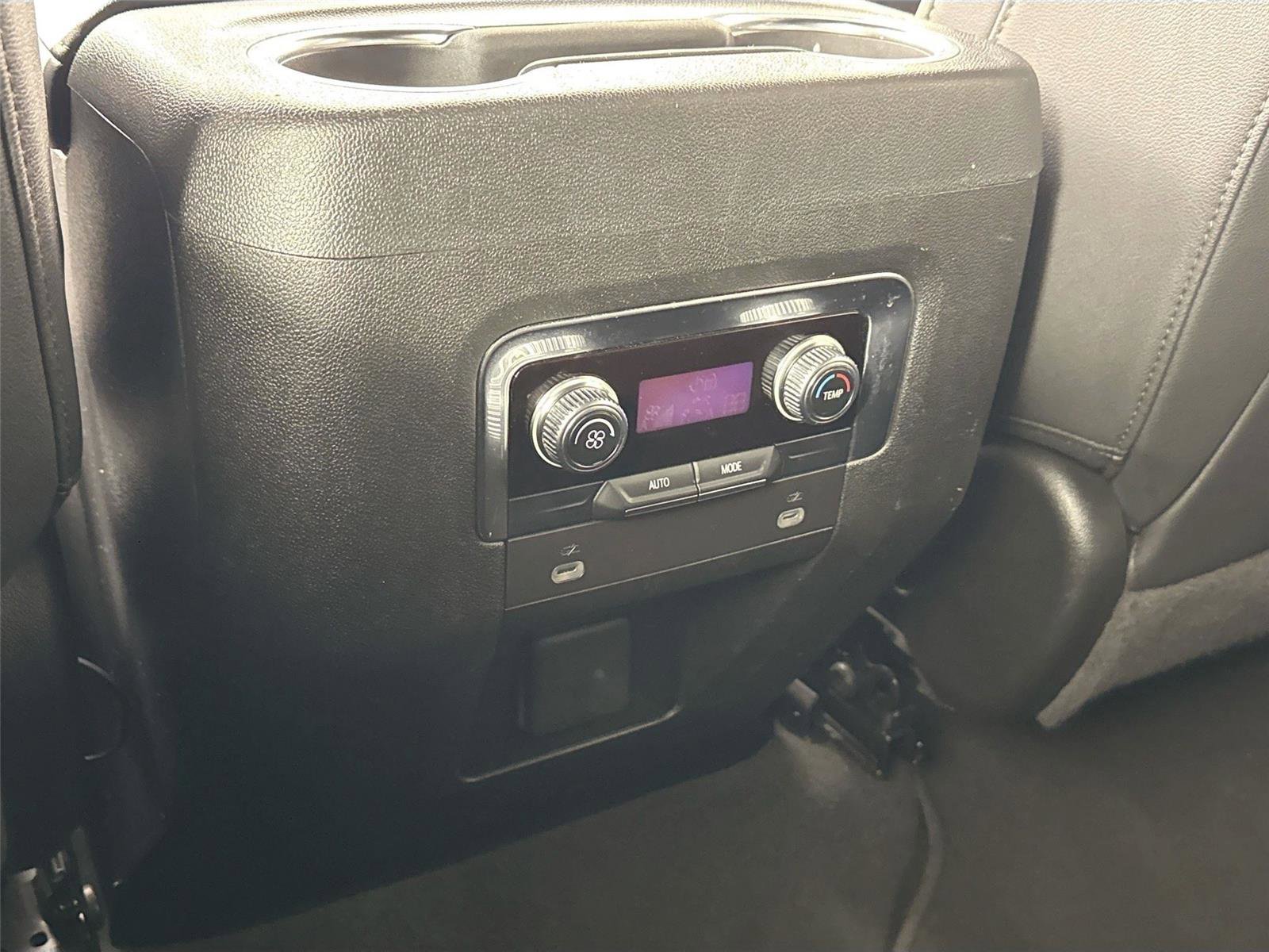 Used 2024 GMC Yukon XL SLT image 33